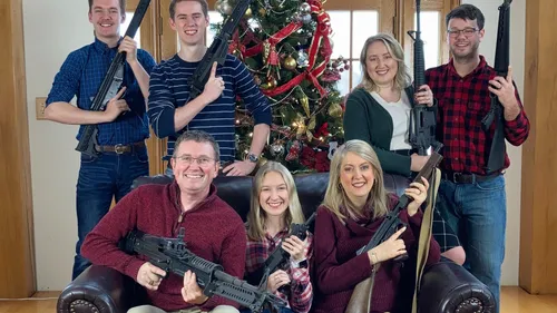 Un élu américain pose avec sa famille, un sapin de Noël et des...